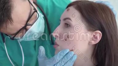 医生检查了一位年轻女子，她的脸上贴着大痣